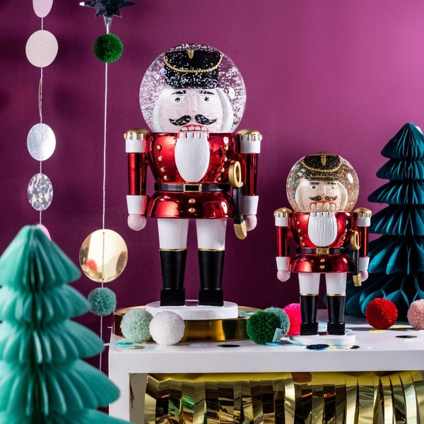 Snowglobe Nutcracker Red, 25 cm - The Giant Shiny - 1 Snowglobe Nutcracker Red, 25 cm - The Giant Shiny - 1