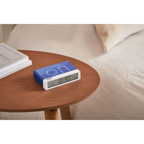 Lexon x Pantone | Αναστρέψιμο Ξυπνητήρι με οθόνη LCD  FLIP - Classic Blue - 1 Lexon x Pantone | Αναστρέψιμο Ξυπνητήρι με οθόνη LCD  FLIP - Classic Blue - 1