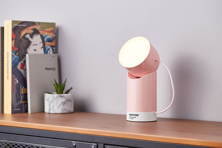 Lexon x Pantone | Φορητό φωτιστικό LED με κινούμενη κεφαλή - Rose Quartz - 1 Lexon x Pantone | Φορητό φωτιστικό LED με κινούμενη κεφαλή - Rose Quartz - 1