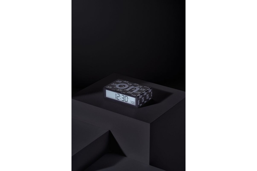 Lexon x Jean-Michel Basquiat | Reversible Alarm Clock FLIP+ - Crown Black - 2 Lexon x Jean-Michel Basquiat | Reversible Alarm Clock FLIP+ - Crown Black - 2