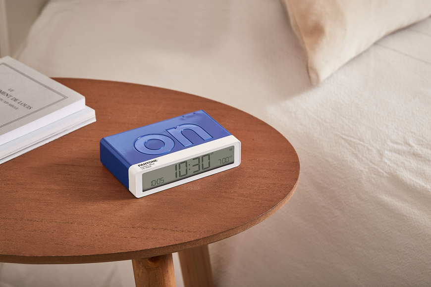 Lexon x Pantone | Αναστρέψιμο Ξυπνητήρι με οθόνη LCD  FLIP - Classic Blue - 1 Lexon x Pantone | Αναστρέψιμο Ξυπνητήρι με οθόνη LCD  FLIP - Classic Blue - 1